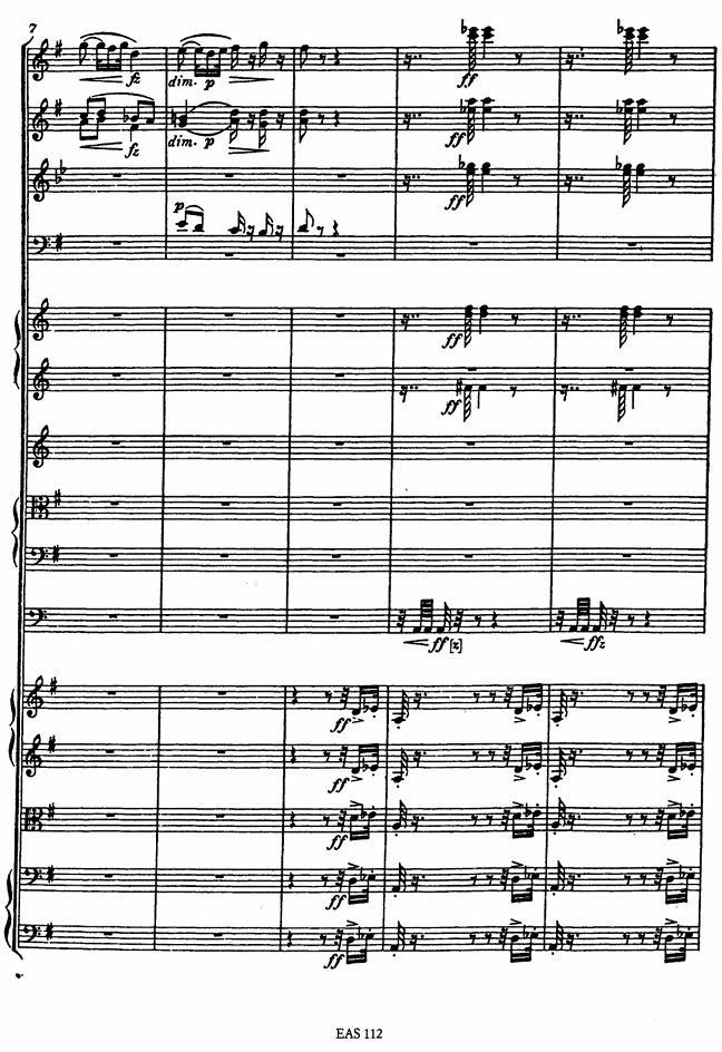 Orchesterpartitur: mehrere Notensysteme, Taktlinien, Akkorde und dynamische Zeichen